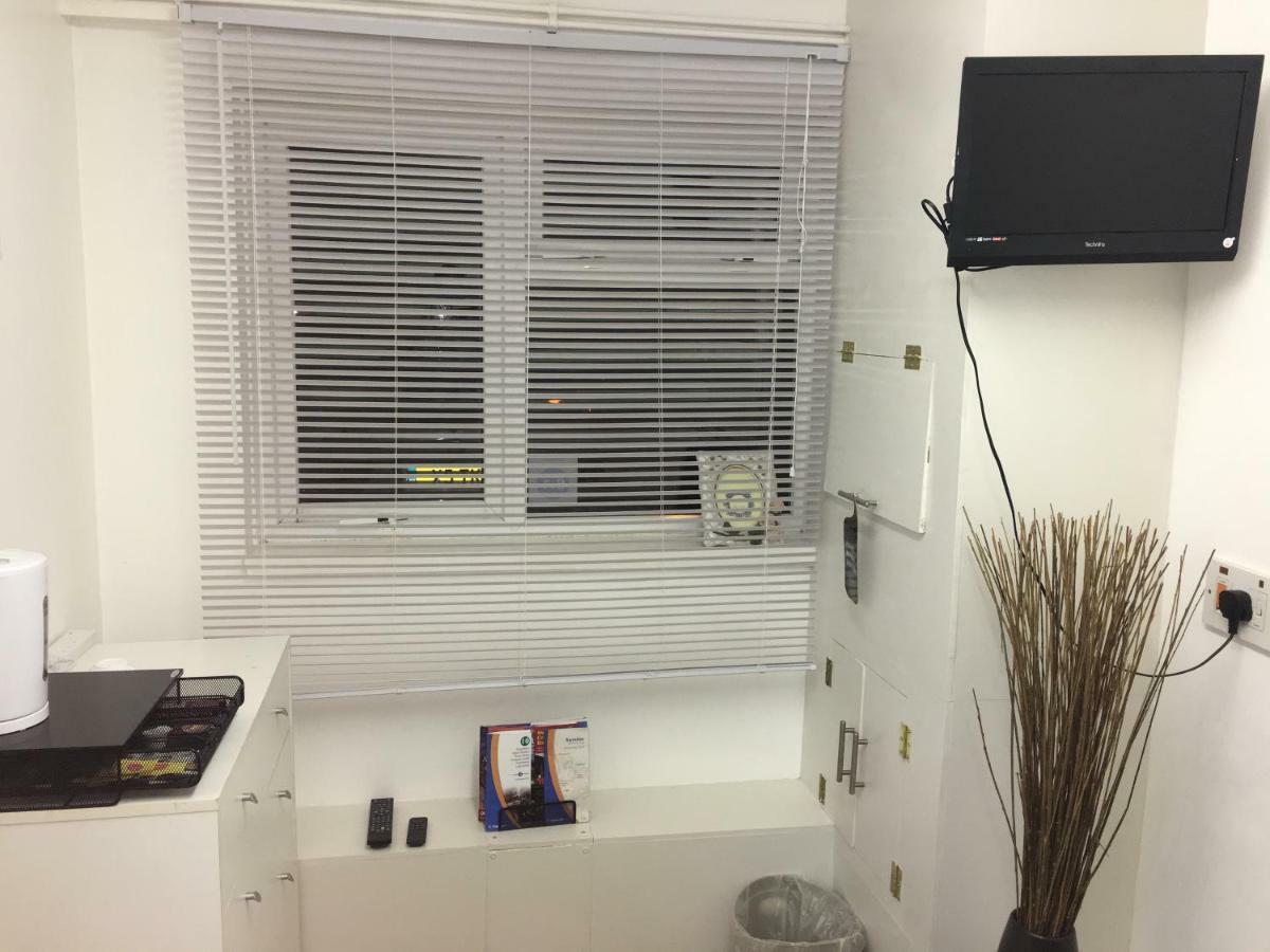Ferienwohnung Travelling Stop Swindon Exterior foto
